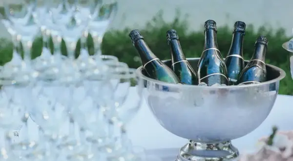 Ile wódki na wesele 80 osób - uniknij niedoboru alkoholu na przyjęciu